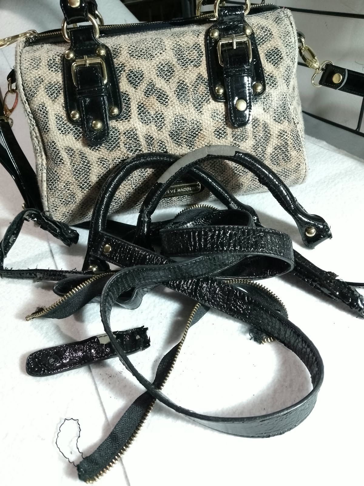 Antes: bolso de animal print con las asas y la correa de charol rotas.
