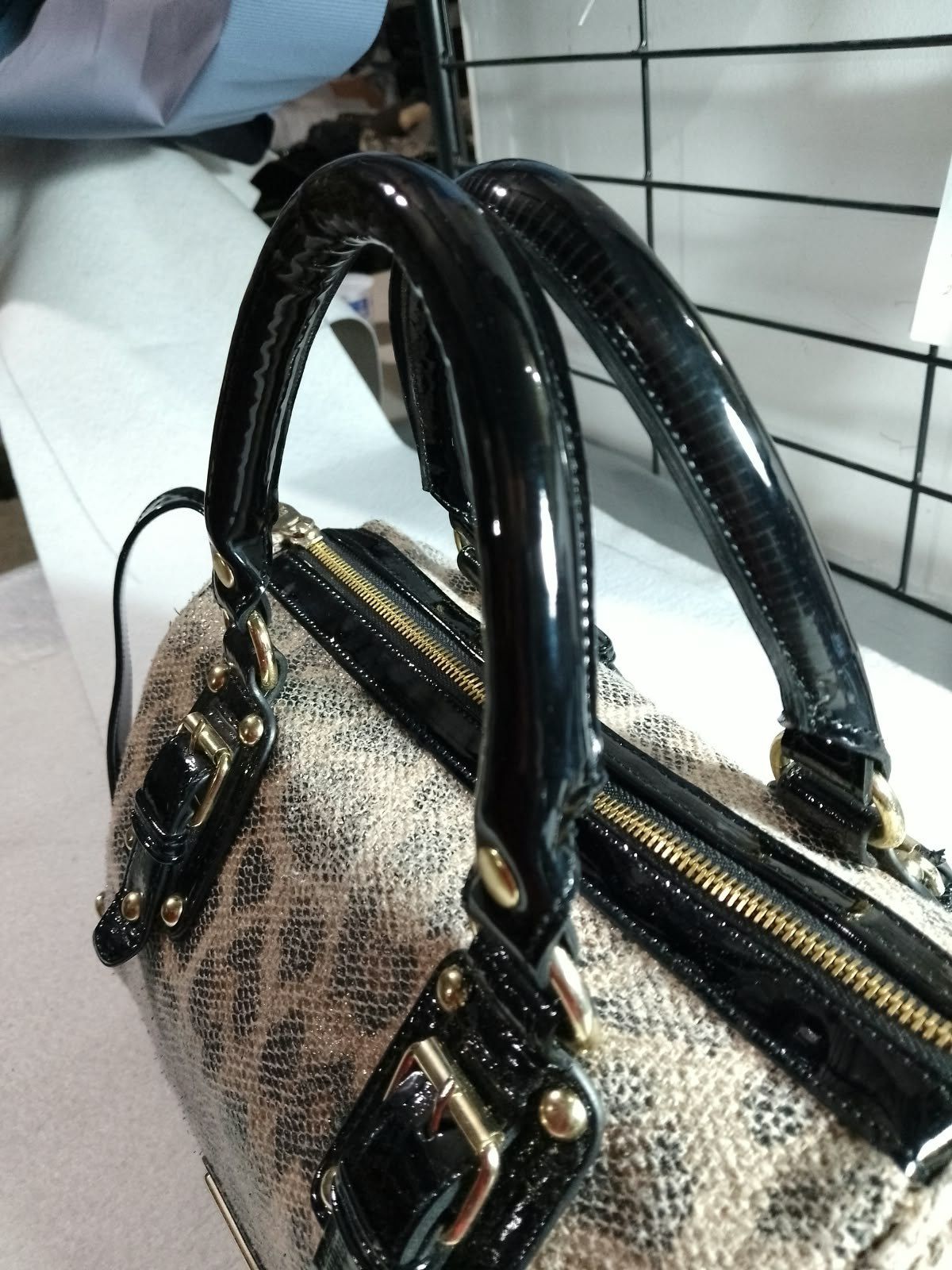 Después: el bolso con asas nuevas de charol negro.